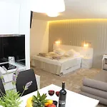Studio Apartments Mirakul