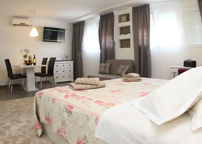 Studio Apartments Mirakul
